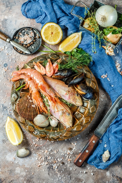 Pesce di mare, gamberi al tavolo