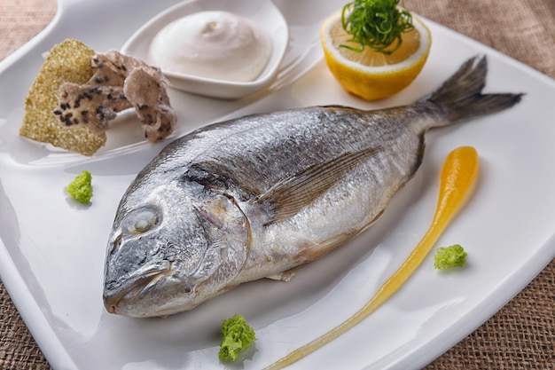 Pesce dorado al forno con salsa e limone