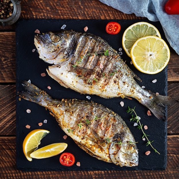 Pesce dorado alla griglia su fondo di legno