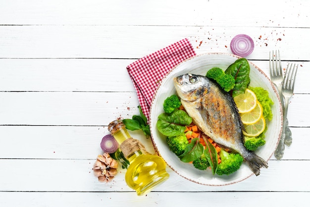 Pesce Dorado con verdure grigliate Frutti di mare Vista dall'alto Spazio libero per la copia