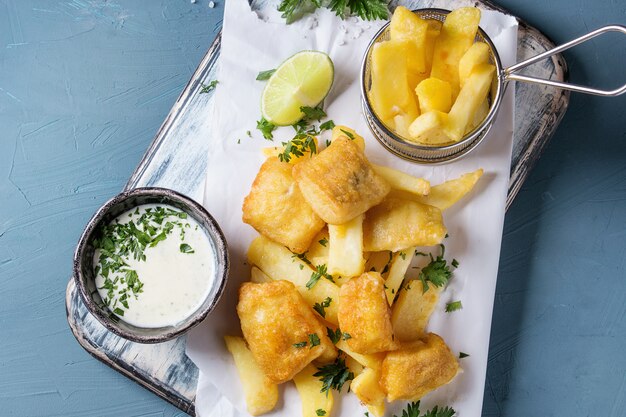 Pesce e patatine con salsa