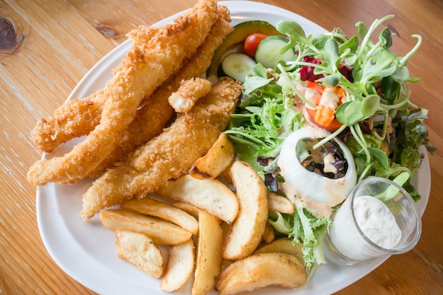 Pesce e patatine fritte con insalata