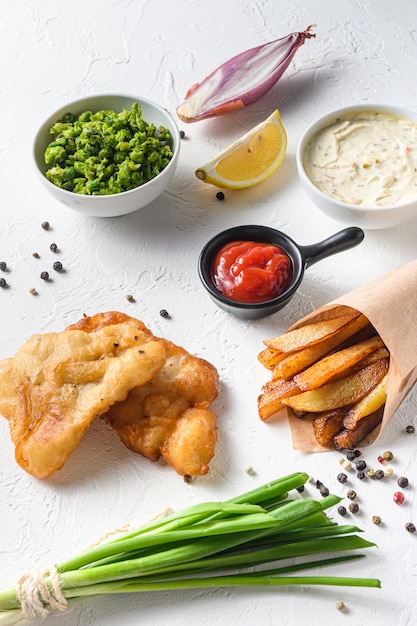 Pesce e patatine fritte con salsa e limone