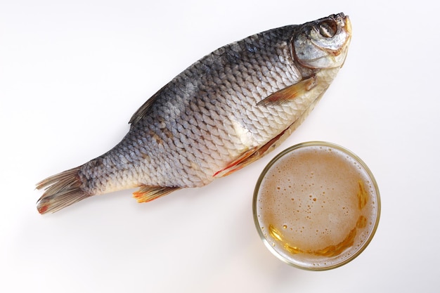 Pesce essiccato e birra