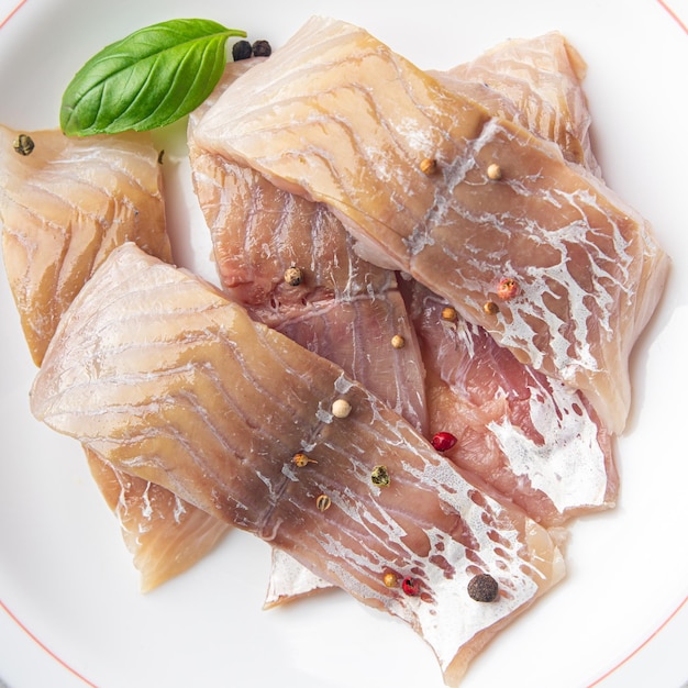 pesce filetto di merluzzo carbonaro crudo frutti di mare fresco pasto sano spuntino dieta sul tavolo copia spazio cibo