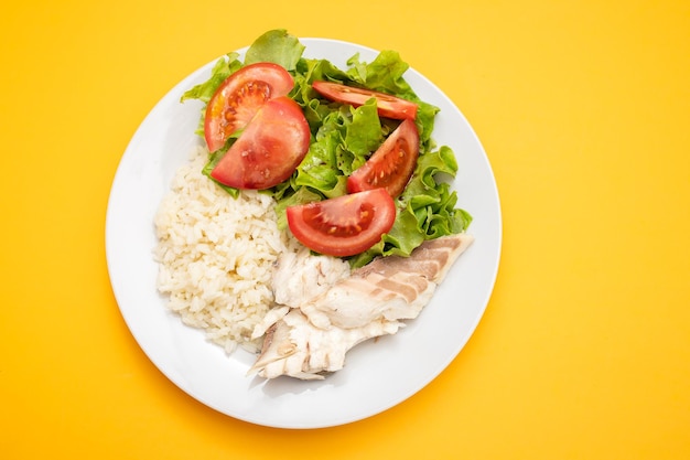 pesce fresco bollito con riso bollito e insalata fresca