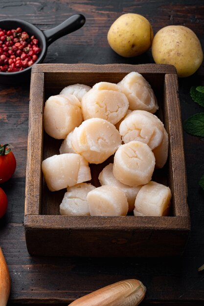 Pesce fresco, carne di capesante, su fondo di legno scuro