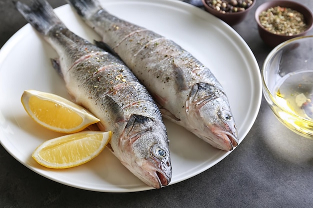 Pesce fresco con fettine di limone sulla piastra