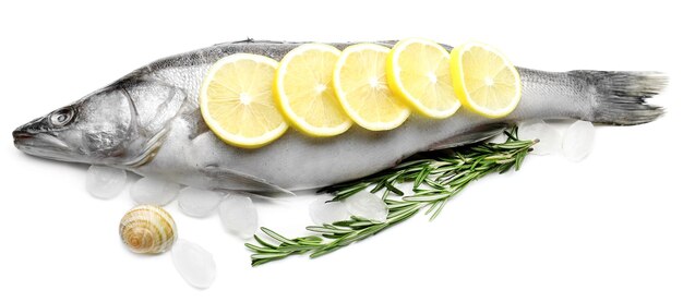 Pesce fresco con ghiaccio e limone isolato su bianco