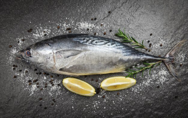 Pesce fresco con spezie alle erbe rosmarino e limone