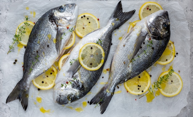 Pesce fresco di dorado con spezie e limone