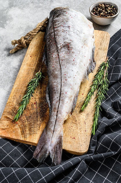 Pesce fresco eglefino sul tagliere