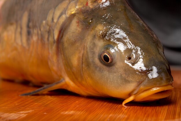 Pesce fresco su un tagliere