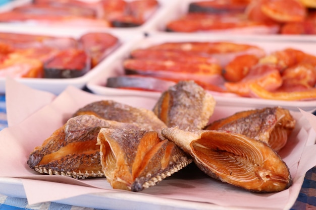 Pesce fritto al cibo di strada