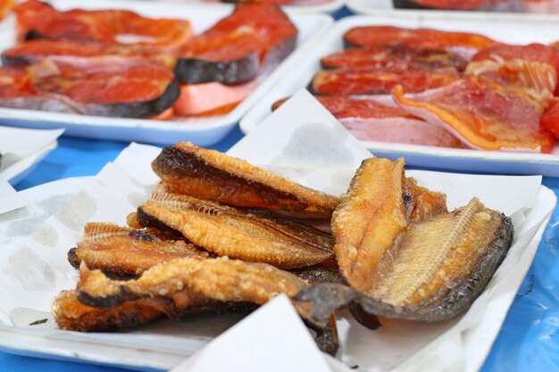 Pesce fritto al cibo di strada