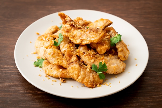 pesce fritto con aglio sulla piastra