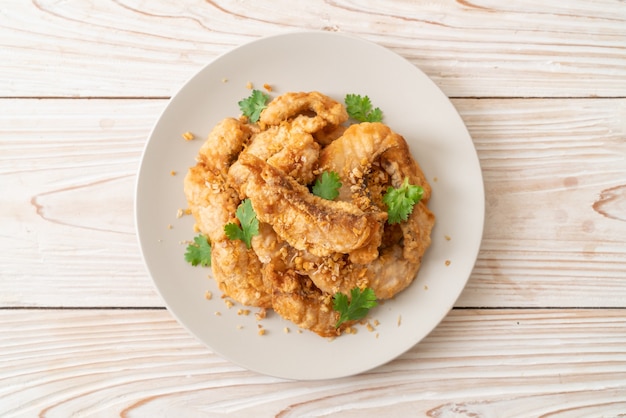 pesce fritto con aglio sulla piastra