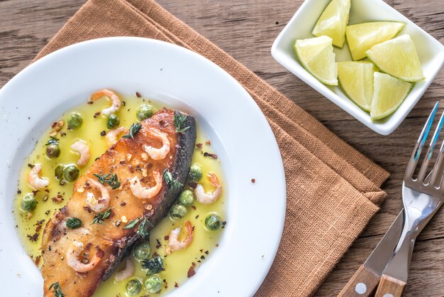 Pesce fritto con gamberi e piselli