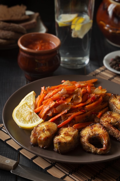 Pesce fritto con limone e verdure