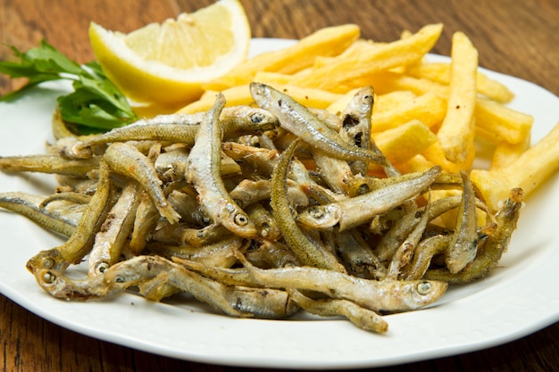 pesce fritto con patatine fritte