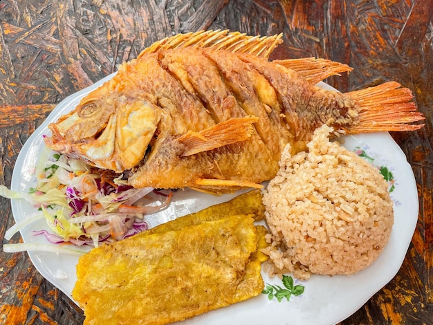 Pesce fritto con riso al cocco tipico cibo colombiano