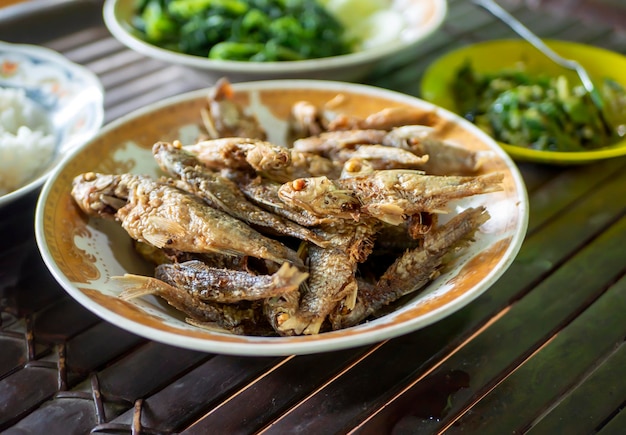 pesce fritto con riso e verdure in cucina indonesiana cibo indonesiano.