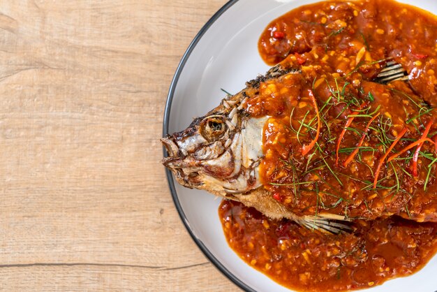 Pesce fritto con salsa al peperoncino