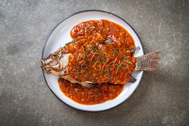 Pesce fritto con salsa chili