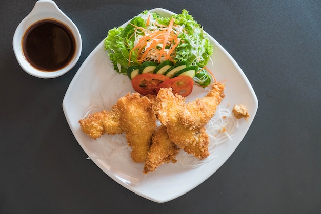 pesce fritto con salsa tonkatsu