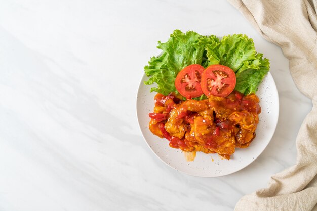 Pesce fritto condito con tre gusti di salsa al peperoncino