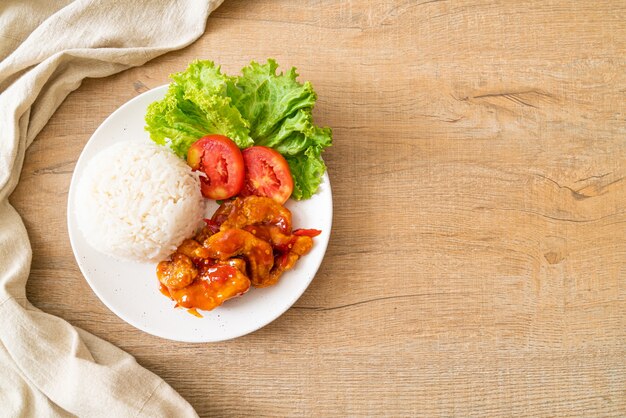 Pesce fritto condito da salsa chili 3 gusti con riso