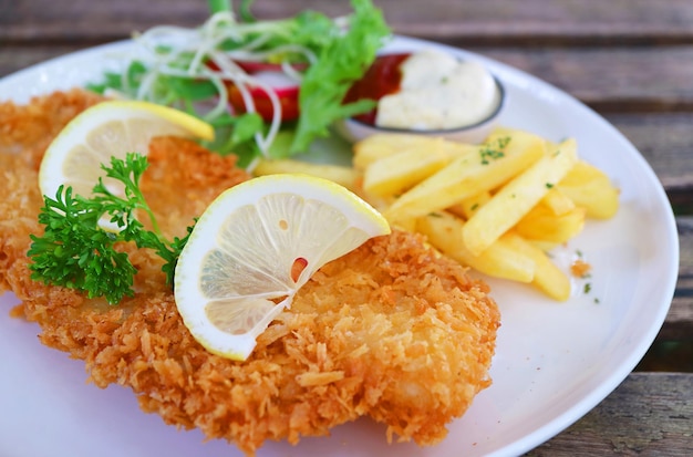 Pesce fritto croccante da far venire l'acquolina in bocca con patatine