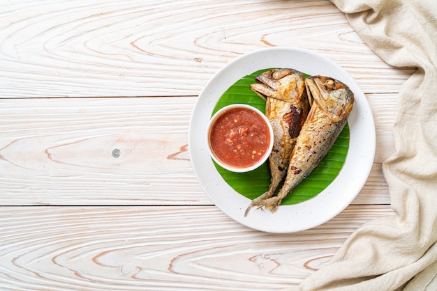 Pesce fritto dello sgombro con salsa piccante della pasta del gamberetto