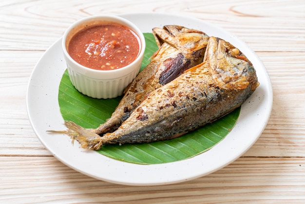 Pesce fritto dello sgombro con salsa piccante della pasta del gamberetto