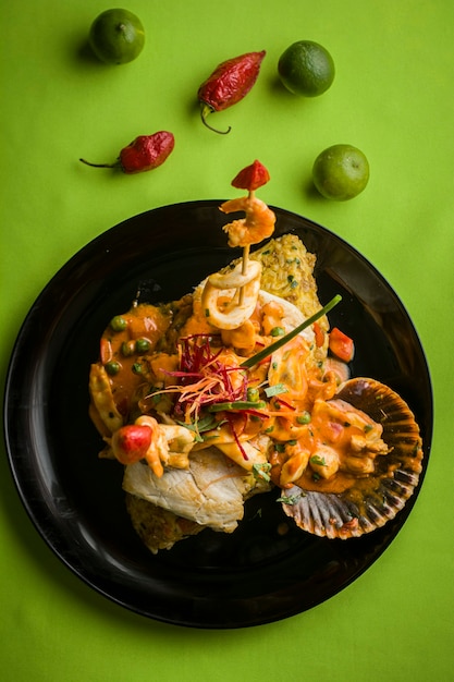 pesce fritto di pesce tradizionale peruviano riso con frutti di mare pesce al vapore sudato ceviche sudado arroz con mariscos chicharron cabrilla