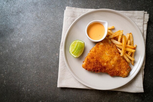 pesce fritto e patatine fritte