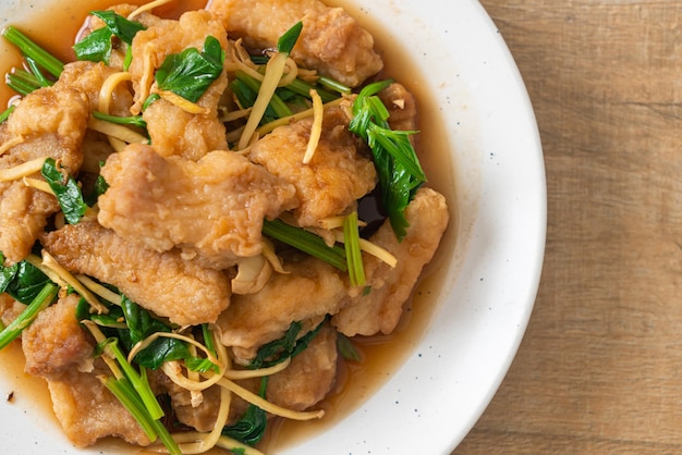 Pesce fritto in padella con sedano cinese - stile asiatico