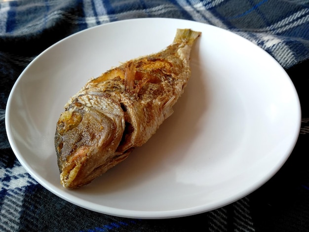 pesce fritto su un piatto Cibo culinario indonesiano