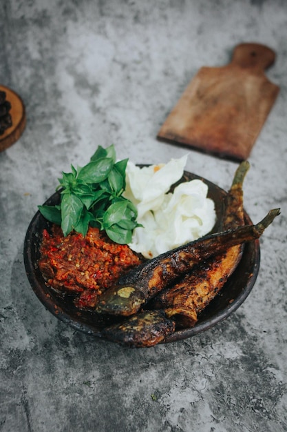 pesce gatto alla griglia con salsa di peperoncino e verdure fresche