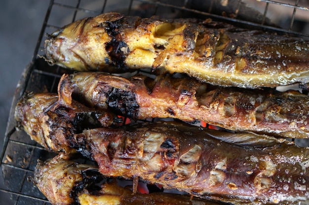 Pesce gatto alla griglia fragrante e appetitoso con riso