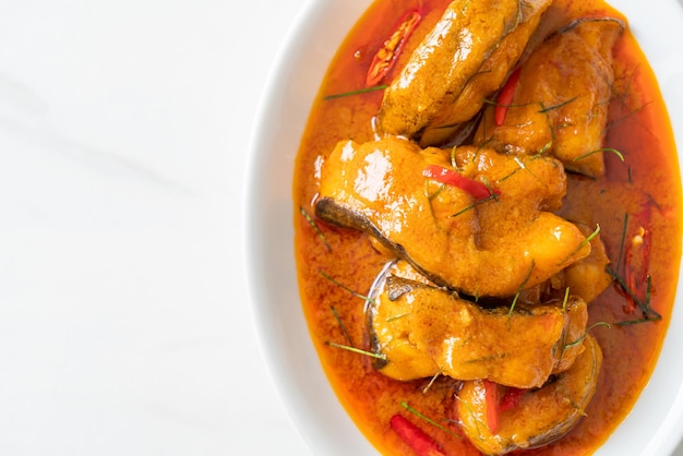 Pesce gatto dalla coda rossa in salsa di curry rosso essiccata chiamata Choo Chee