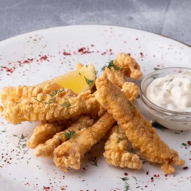 Pesce in pasta con salsa tartara e limone