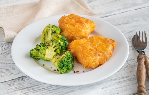 Pesce in pastella con broccoli