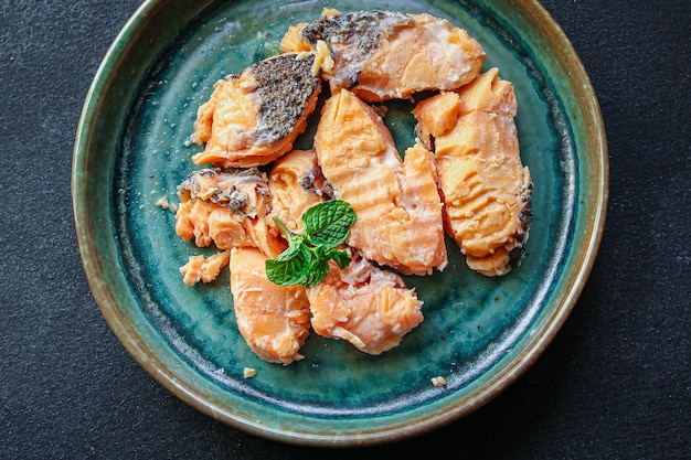 Pesce in scatola di salmone pesce pronto da mangiare dieta pescetarian
