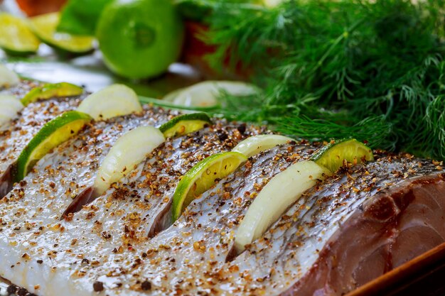 Pesce marinato con limone e cipolla