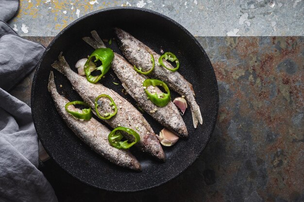 Pesce peperoncino e aglio in una padella