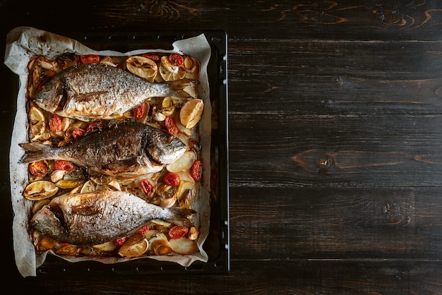 Pesce per cena pesce al forno in padella