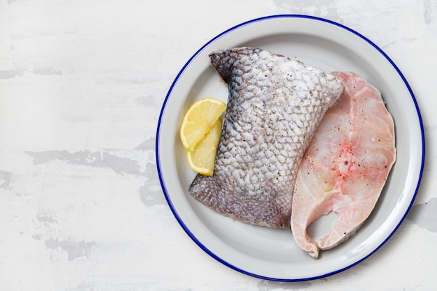 Pesce persico crudo del Nilo al limone