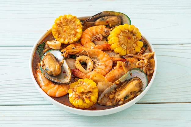 pesce piccante barbecue - gamberi, calamari, cozze e mais