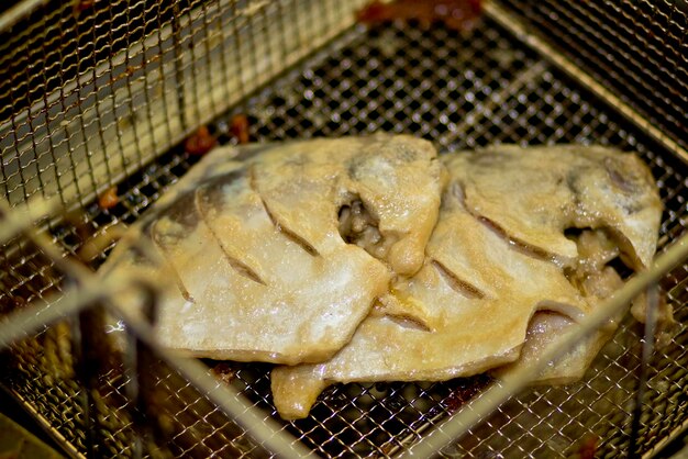 Pesce Pomfret fritto in olio profondo su caldo e croccante